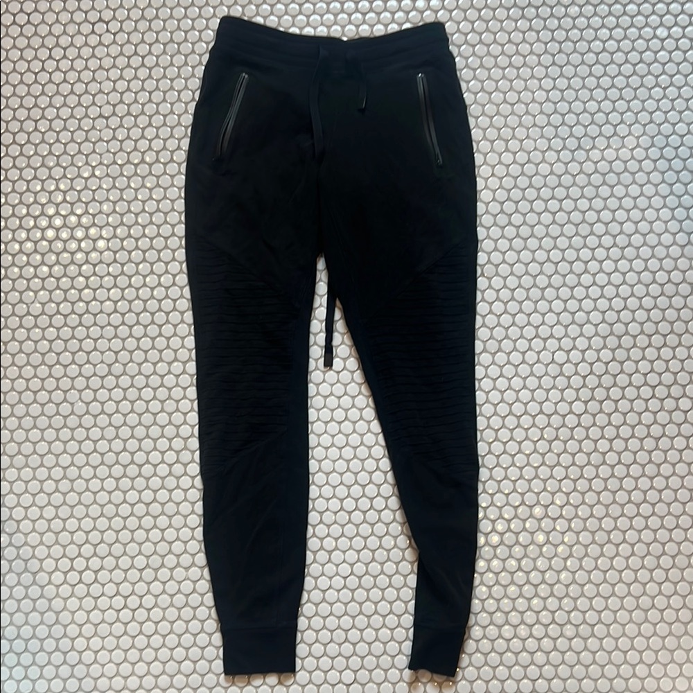 ALO Yoga Black Jogger Sweatpants Tapered Design